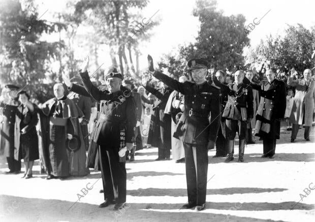 Serrano Suñer con Franco, durante la inauguración de un hogar para Niñas en...