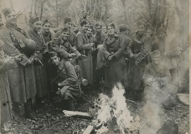 Voluntarios españoles de la División Azul en Rusia durante un descanso en su...