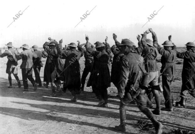 Soldados ingleses capturados por las fuerzas alemanas junto a Tobruk, son...