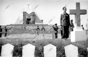 Los Balillas Italianos Huérfanos Forman la guardia ante las Tumbas de sus Padres