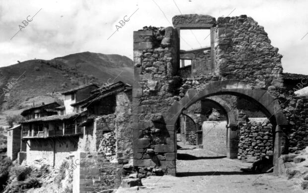 Ruina de un arco del pueblo Potes (Cantabria), debido A la horda Roja