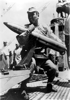 Marinero japonés en acción A bordo de un buque de Guerra, durante la batalla...