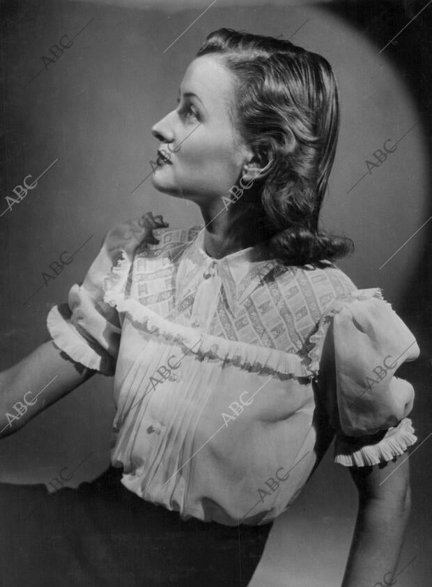 En la Imagen, blusa muy Juvenil, Adornada con Puntillas y Plisados