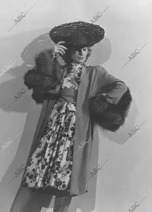 En la Imagen, abrigo gris perla con Puntos de piel de zorro de 1942