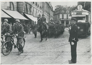 Una columna de infantería alemana atraviesa las calles de Burdeos