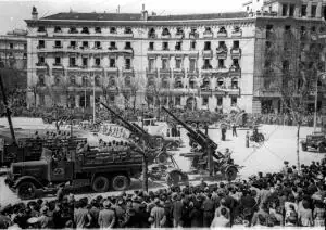 La artillería Antiaérea Pasando por la plaza de Colón