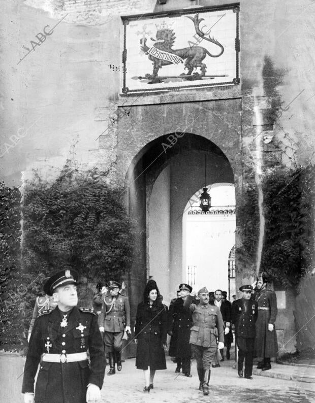 S. E. el generalísimo y su esposa Salen del alcázar sevillano por la Histórica...