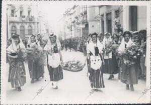 Señoritas Vestidas con los Trajes Tipicos durante la Llegada de Pilar primo de...