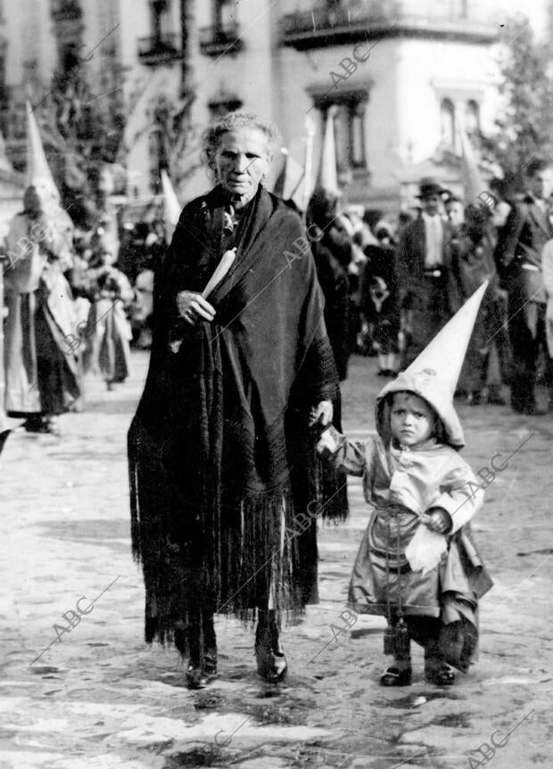 Y allá Van la abuela y el Nieto, camino de la santa iglesia Catedral,...