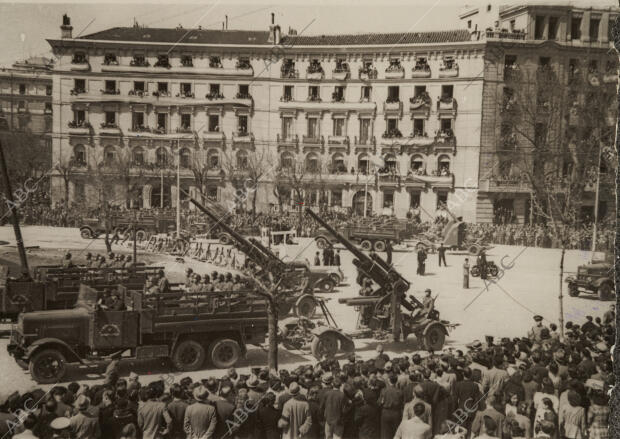 La artillería pasando por la Plaza de Colón