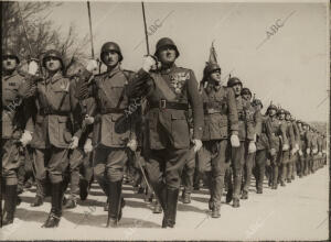 Las tropas de Infantería desfilando por delante de Franco