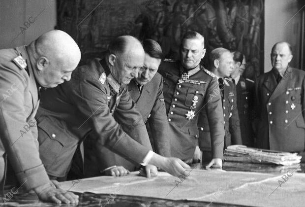 Hitler y Mussolini durante una conferencia sobre el mapa, acompañados por el...