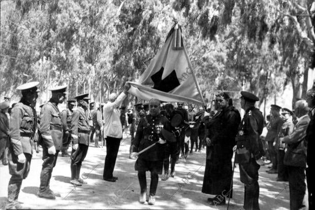 Acto de la jura de bandera de la cruz Roja, que se Recuperó en 1942, tras...