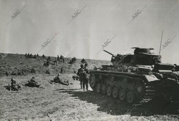 Los tanques germanos caminan en combinación con la Infantería, después de romper...