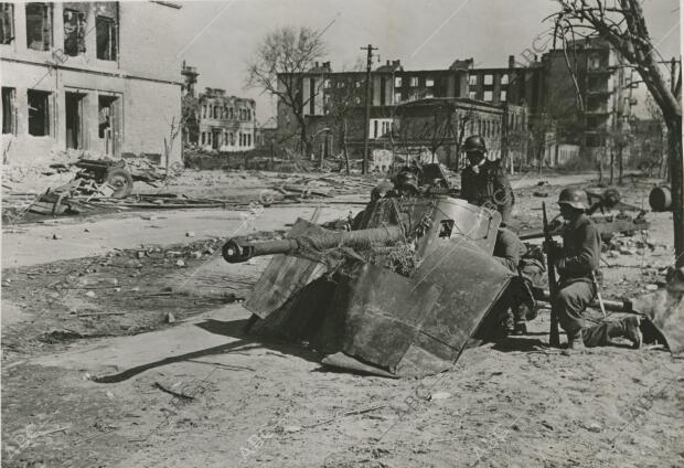 Los alemanes instalan piezas antitanques para consolidar su posición en las...