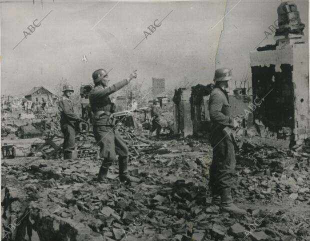 La ciudad roja vivía sus últimos momentos, defendida con tesón por el fanatismo...