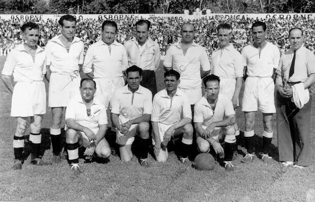 Equipo de Veteranos del Sevilla que Jugó un partido homenaje A pepe Brand contra...