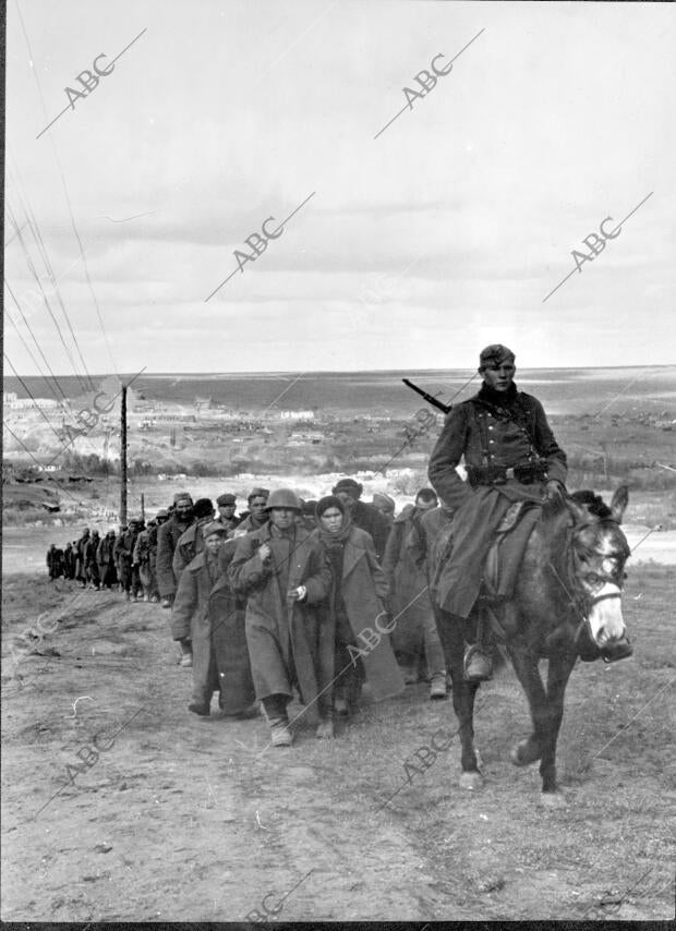 Prisioneros Rusos Conducidos A un campo de Concentración