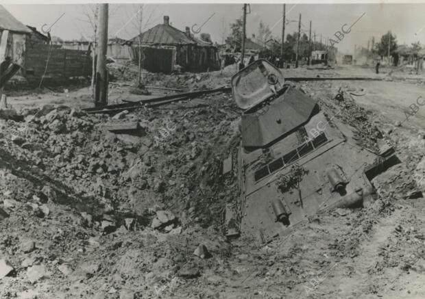 Este tanque soviético cayó en el embudo producido por una bomba de aviación y...