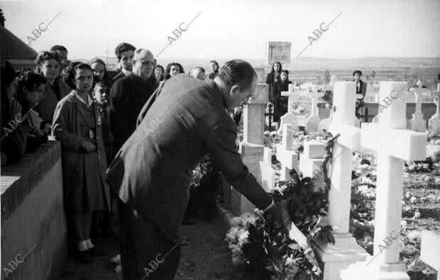 Asistió el alcalde de Madrid, José Moreno Torres, en la fotografía Depositando...