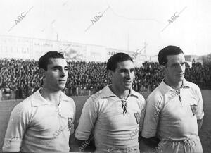 Alconero, Félix y Mateo, que Forman la línea Medía del Sevilla, que Jugó mucho...