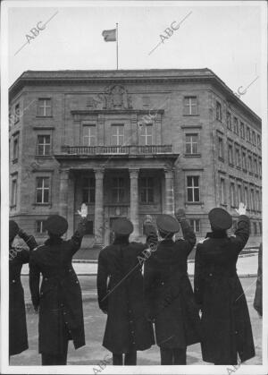 Momento en que Es izada por primera vez la bandera Española en el nuevo edificio...