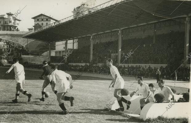 Los jugadores del Real Madrid saltan al campo al inicio del partido de...