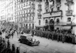 Aspecto de la carrera de san jerónimo al paso de la comitiva del jefe del estado...