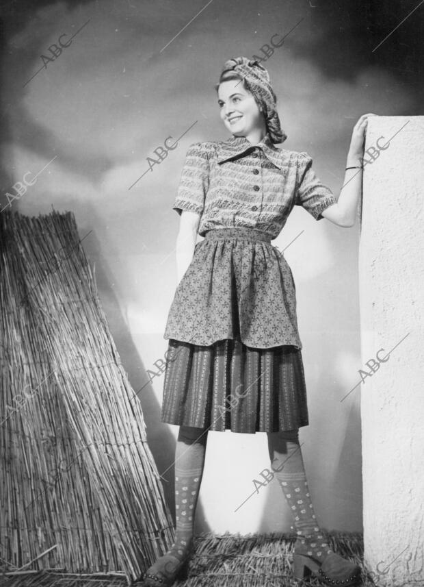 En la Imagen, conjunto de blusa y falda de 1946