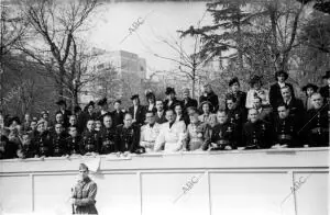 Autoridades Locales y Municipales en su tribuna de la avenida del Generalísimo...