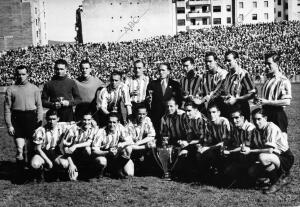 En la Imagen, los Jugadores del Athletic de Bilbao con su Entrenador, Urquizu,...