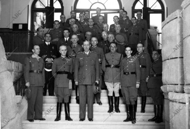 Los Generales de la escuela superior del Ejército, Presididos por el general...