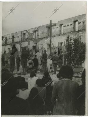 Un momento de la misa celebrada en las ruinas del Cuartel de la Montaña, en...