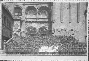 He aquí en la plaza de la catedral A la peregrinación del frente de Juventudes...