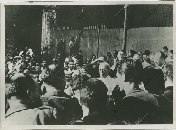 El Papa Pío XII recorre las calles de Roma tras el bombardeo anglo americano