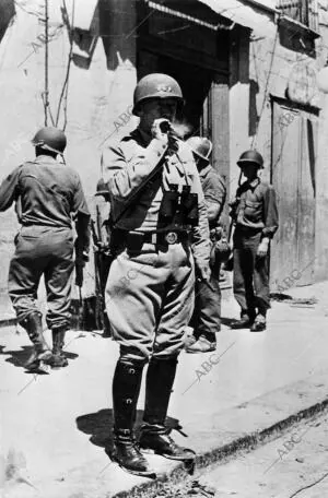 el teniente general Patton, Defe del 7º ejército americano en Sicilia, Fumando...