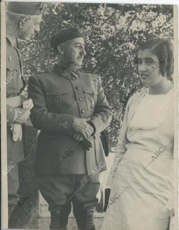 Francisco Franco con su hija Carmen, en su visita al fuerte de San Marcial