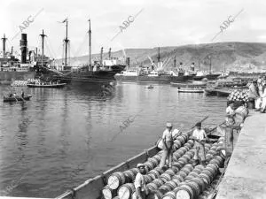 Aspecto del puerto de Almería durante las Operaciones de embarque de su...