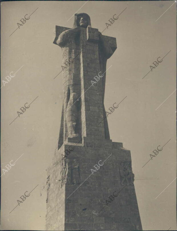 En la punta del Cebo, frente A la rábida y Palos, se alza el imponente monumento...