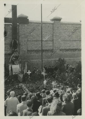 Misa celebrada en el mausoleo de los héroes del Cuartel de la Montaña, en el...