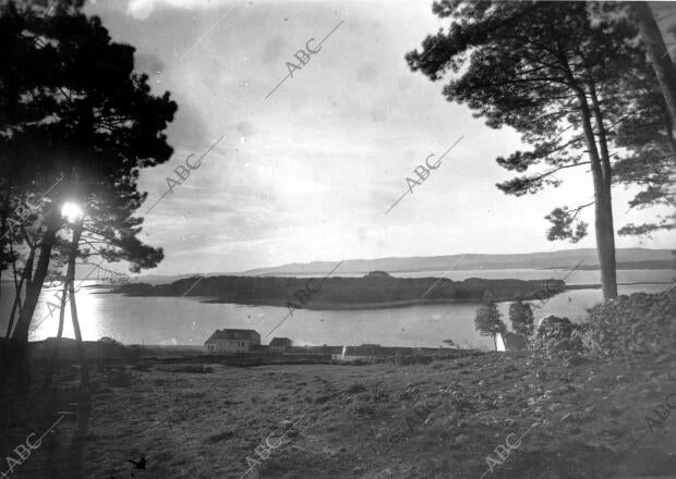 Vista general de la isla de Cortegada desde el pueblo Villagarcia de Arosa...