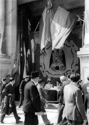 Mesa Petitoria, en el banco de España, Presidida por la esposa del embajador de...