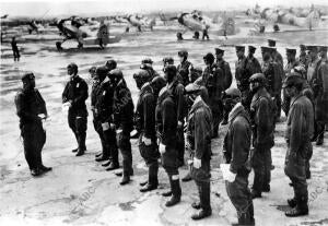 Aviadores Japoneses de una escuadrilla de bombardeo Reciben las Últimas...