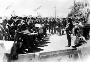 Pilotos japoneses recibiendo las últimas instrucciones, antes de salir hacia los...