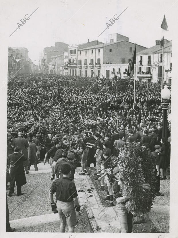 En la imagen, aspecto del Paseo del Conde de Egara durante la ofrenda de las...