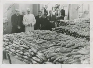 Su Santidad el Papa examina una hornada de pan hecho en la Ciudad del Vaticano...