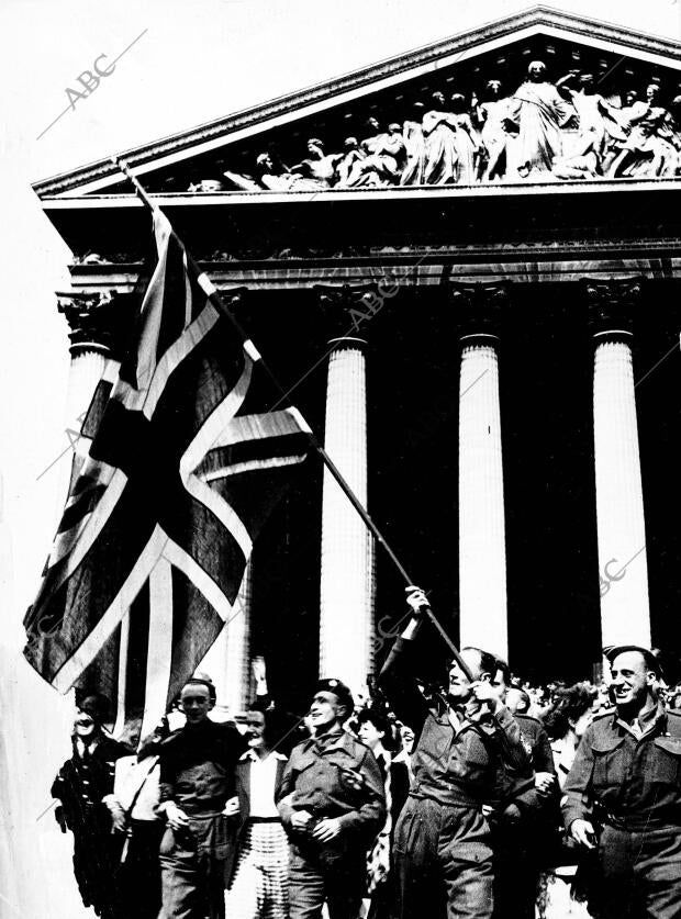 Una bandera británica ante la Madeleine