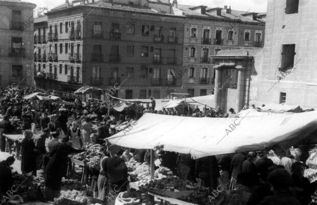 Puestos Ambulantes de un mercado de Madrid - en la plaza de Lavapies