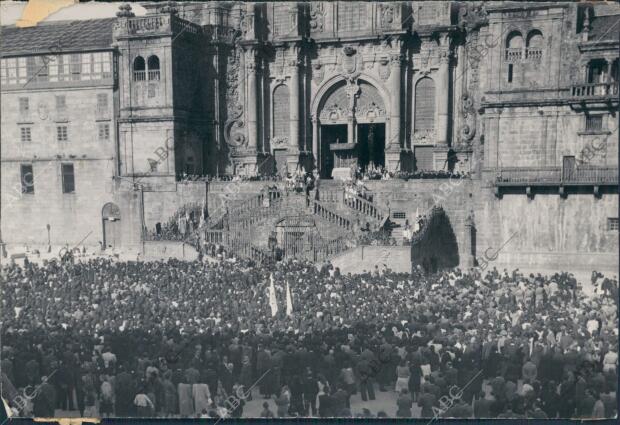 Aspecto de la plaza de España, ante la fachada del Obradorio de Santiago de...