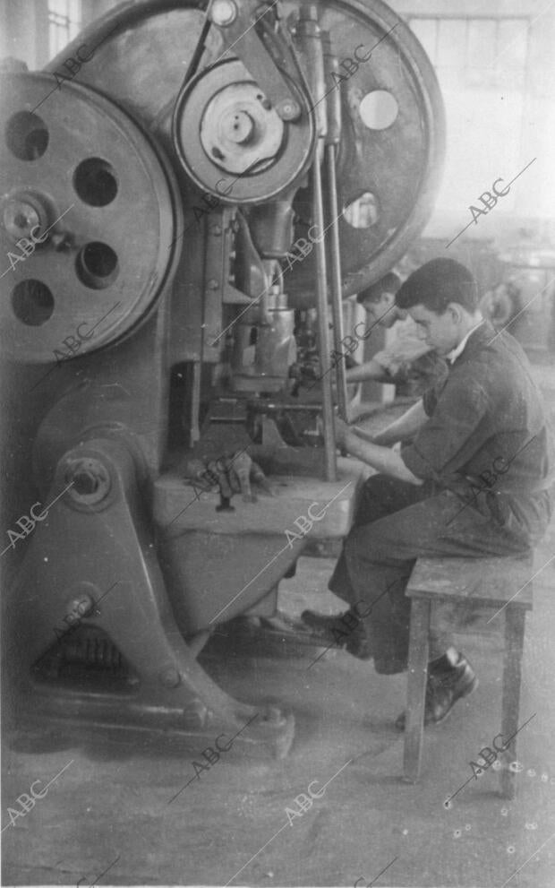 Obrero en su puesto de trabajo en una fábrica de Fundiciones